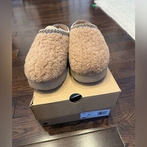 UGG Chestnut Tazz Maxi Curly Genuine Shearling slippers New in Box size 5